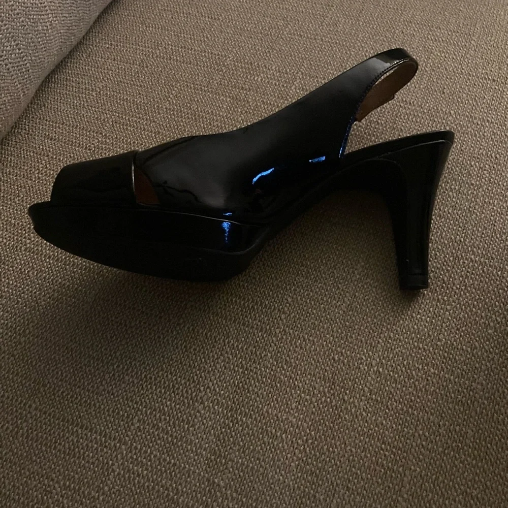 Women’s Clark patent leather heels - Picture 2 of 3